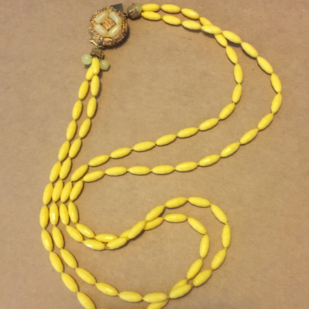 Vintage yellow Lucite beautiful clasp necklace